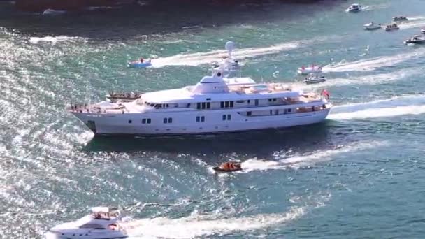 Yacht Katharine Passa Dal Sole Ombra Rotta Verso Acqua Aperta — Video Stock