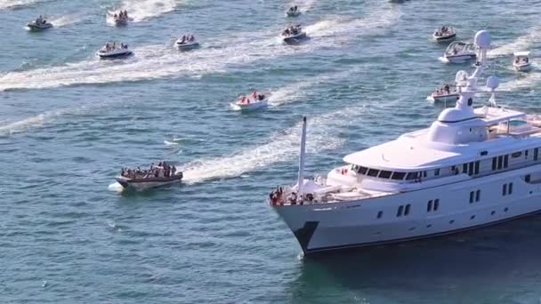 Yacht Katharine Accompagnato Innumerevoli Auguri Lascia Porto — Video Stock