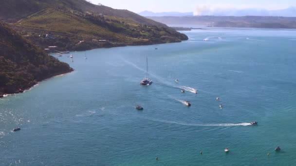 Catamaran Voilier Pénètre Lentement Knysna Lagoon Sur Chaud Matin Africain — Video