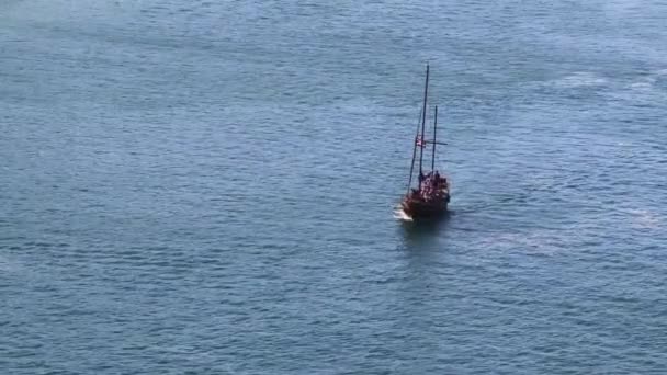 Jolly Roger Lítá Nad Turistickou Pirátskou Lodí Okružní Cestu — Stock video