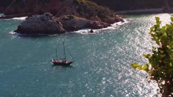 Tourist Pirate Ship Passes Treacherous Knysna Heads Very Calm Day — Stockvideo