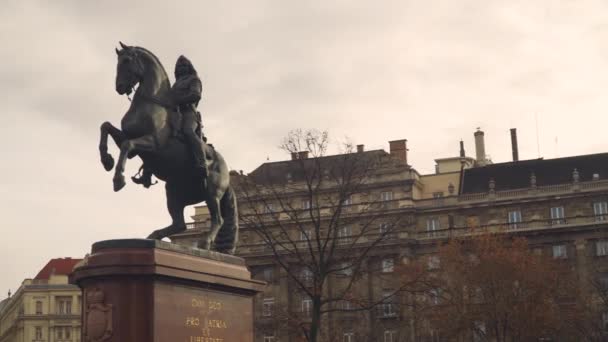 Staty Krigare Ridning Häst Med Ancestral Building Bakgrunden Budapest Ungern — Stockvideo