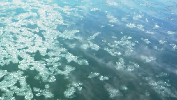 Treibeis Fließt Den Verschneiten Fluss Hinunter — Stockvideo