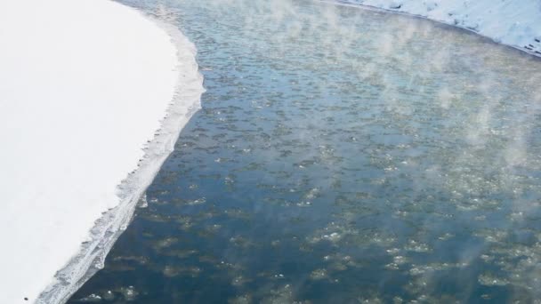 Karlı Nehirde Akan Buz Akıntısı — Stok video