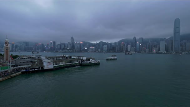 Skyline Hong Kong Island Seen Kowloon Waterfront Dusk Moody Skies — Vídeo de stock