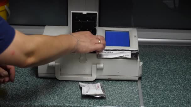 Examinating Blood Samples Using Specialistic Medical Laser Equipment Vet Clinic — Stockvideo