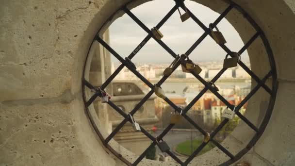 Padlocks Representing Couples Love Window Matthias Church Fisherman Bastion Budapest — Αρχείο Βίντεο