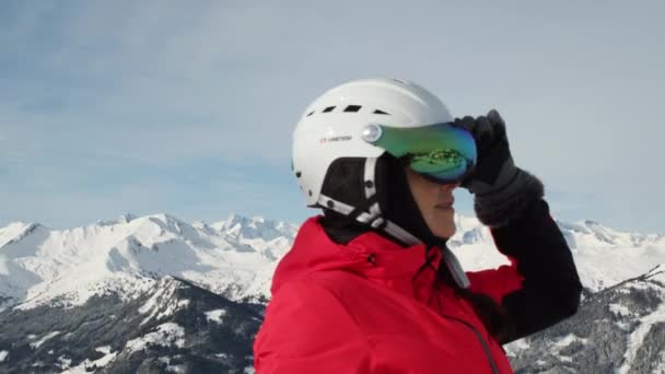 Woman Ski Outfit Looking Top Mountain — Vídeo de stock