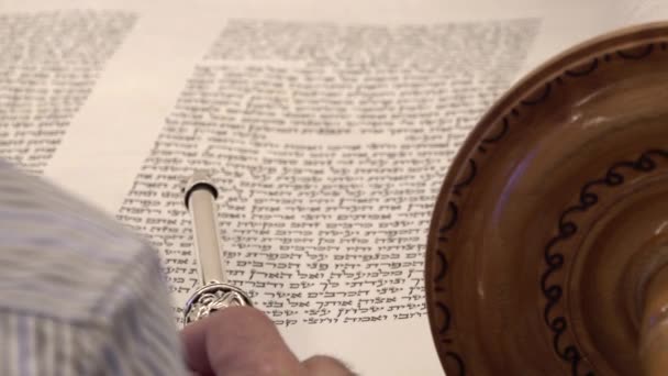 Bibbia Della Torah Testo Lettura Con Puntatore Lettere Aramaiche Ebraiche — Video Stock