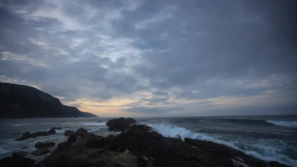 Waves Crash Rocks Sunrise Storms River Mouth — Stock video