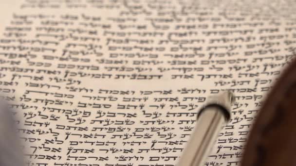 Закріплений Священних Духовних Текстах Листах Тора Біблія Покажчиком Арамейські Єврейські — стокове відео