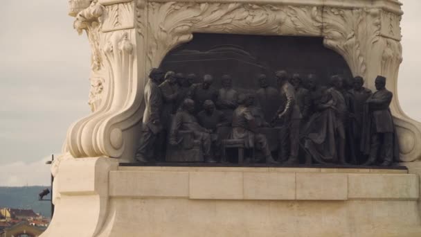 Bronze Statue Count Gyula Andrassy Parliament Square Building Budapest Hungary — Stockvideo