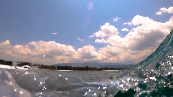 Ola Está Rompiendo Cerca Filmando Cañón Ubre Agua Dentro Ola — Vídeo de stock