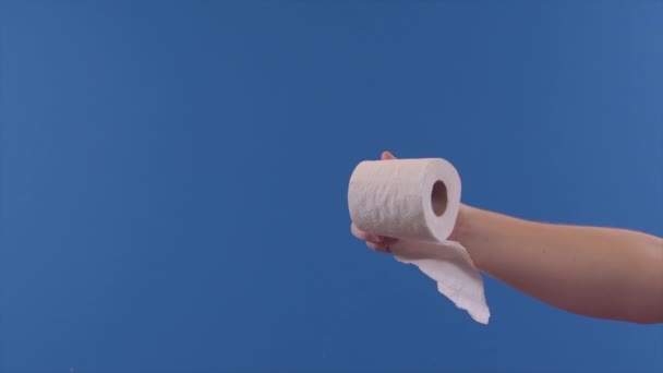 Una Persona Está Sosteniendo Rollo Papel Higiénico Frente Una Pantalla — Vídeo de stock