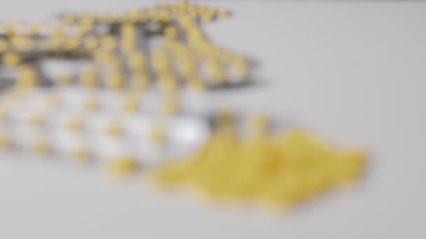 Pil Kuning Dengan Paket Dengan Latar Belakang Putih Ikuti Fokus — Stok Video