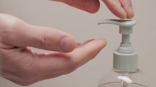Закрыть Мужские Руки Нажимая Диспенсер Жидким Прозрачным Мылом Вымыть Руки — стоковое видео