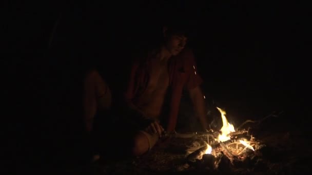 Solo Hombre Sentado Frente Fogata Oscuridad Campamento Verano Lugar Tropical — Vídeo de stock