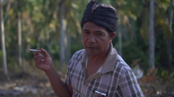 Close Tiro Macho Balinês Tradicional Espionagem Fumar Câmera Lenta — Vídeo de Stock