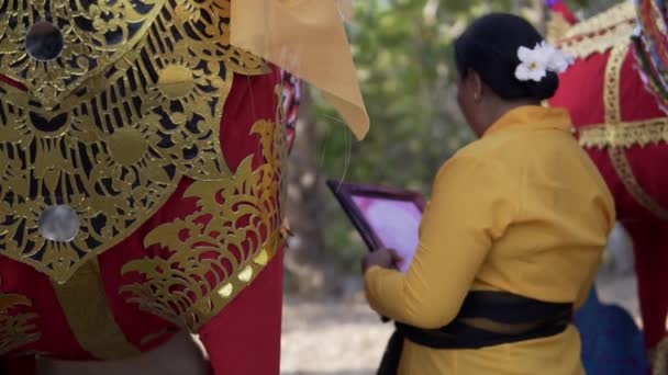 Женщина Смотрит Фото Мертвого Члена Семьи Традиционной Балийской Похоронной Церемонии — стоковое видео