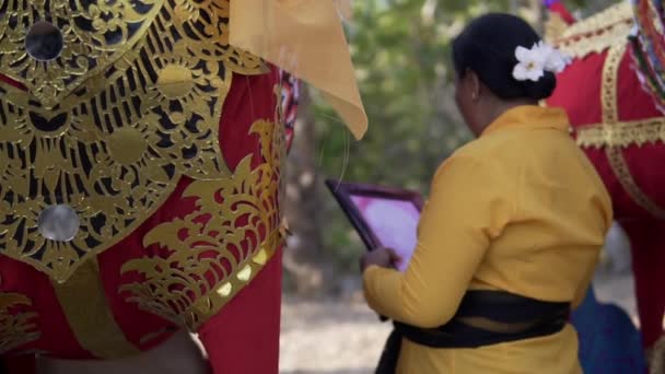 Vrouw Foto Van Een Dood Familielid Tijdens Een Traditionele Balinese — Stockvideo