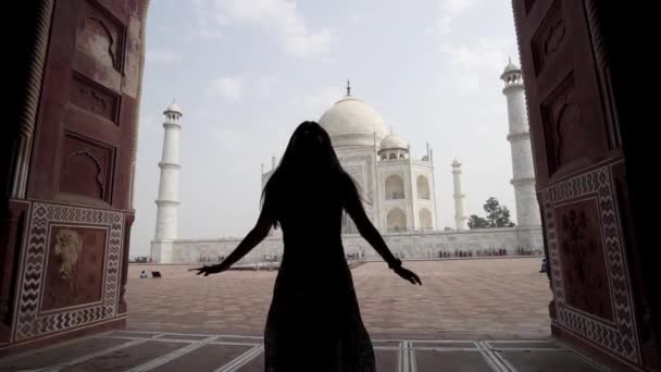 Woman Dress Spinning Herself Taj Mahal Background Slow Motion — Stock Video