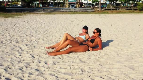 Meninas Modelo Deitado Areia Branca Praia Exótica Banhar Sol Dia — Vídeo de Stock