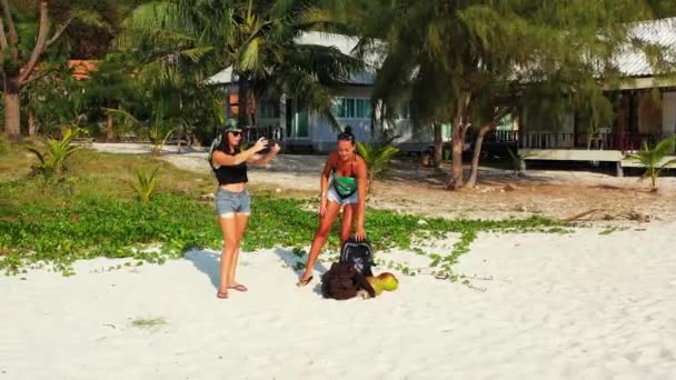Дівчата Подорожніми Сумками Просто Прибувають Курорт Райським Пляжем Фотографуючи Білий — стокове відео