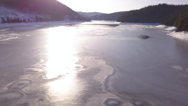 Bright Sunlight Reflection Frozen Lake Neath Mountains Transylvania Wide Shot — Stockvideo