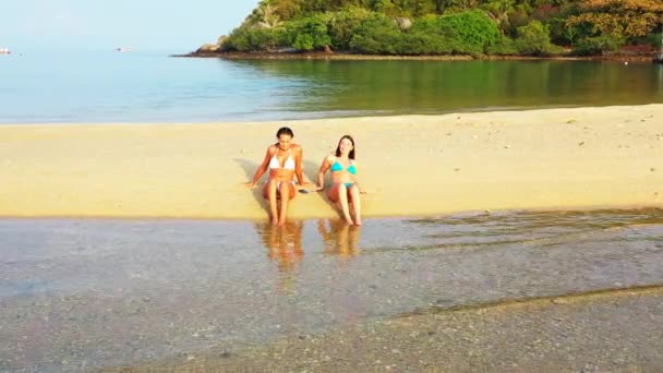 Charming Ladies Swimsuits Sitting Sandy Stripe Washed Crystal Seawater Shallow — Stockvideo