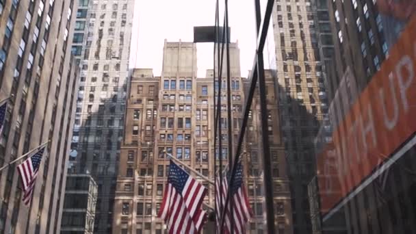 Icónico Edificio Ciudad Nueva York Con Bandera Estadounidense Bandera Americana — Vídeos de Stock