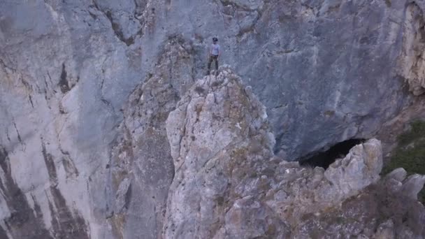 Climber Stands High Peak Ascending Looks Out Amazing Landscape Turda — Wideo stockowe