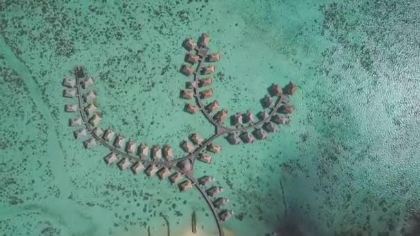 Drone Flying High Tropical Resort Overwater Bungalows Coral Reefs — Vídeo de Stock