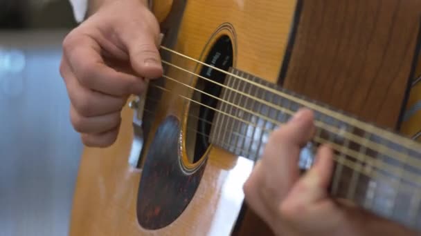 Uma Mão Arranca Uma Guitarra Toca Alguns Acordes — Vídeo de Stock