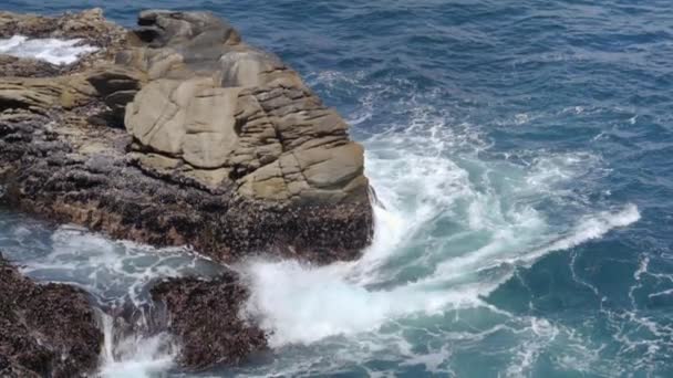 Plan Ralenti Ultra Des Vagues Écrasant Des Roches Dans Océan — Video