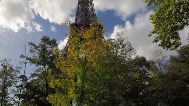 Eiffel Tower Slow Pan Framed Trees Jesienny Czas Lokalny Paris — Wideo stockowe