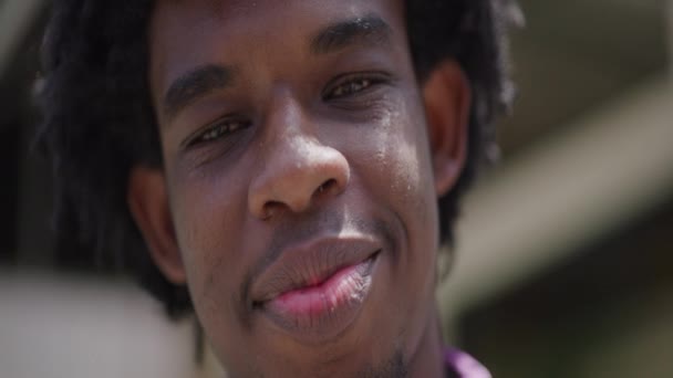 Jong Afrikaans Amerikaans Man Lacht Bij Camera Slow Motion Close — Stockvideo