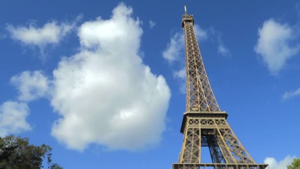 Torre Eiffel Hora Del Día Cielo Azul Gran Nube Pasa — Vídeo de stock