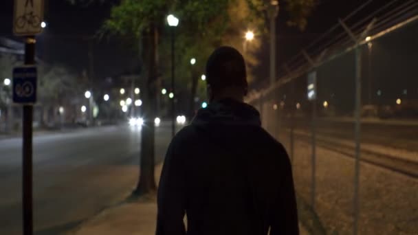 Αφρο Αμερικανός Έφηβος Περπατά Στο Δρόμο Νύχτα Πίσω Από Μέσο — Αρχείο Βίντεο