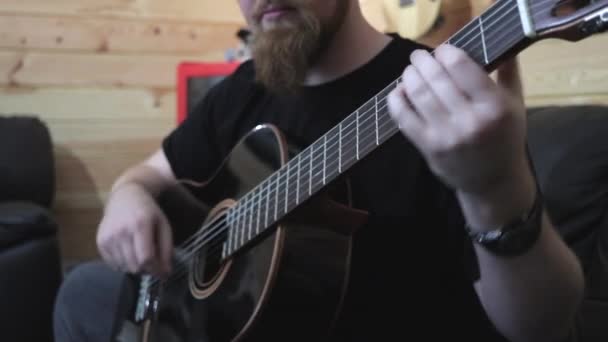 长胡子的男人 带着黑色的音色吉他 双手敏捷 手指中弹 — 图库视频影像
