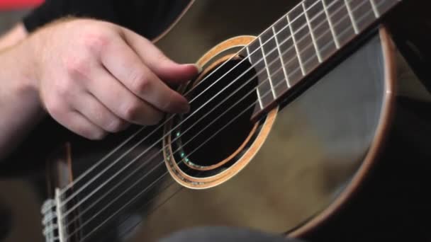 男人的手指头把黑色的声学吉他收起来了 — 图库视频影像