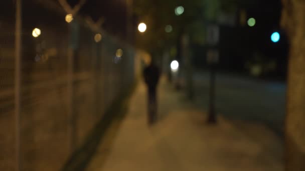 Αφρο Αμερικανός Έφηβος Περπατά Εστίαση Στην Οδό Νύχτα Και Smiles — Αρχείο Βίντεο