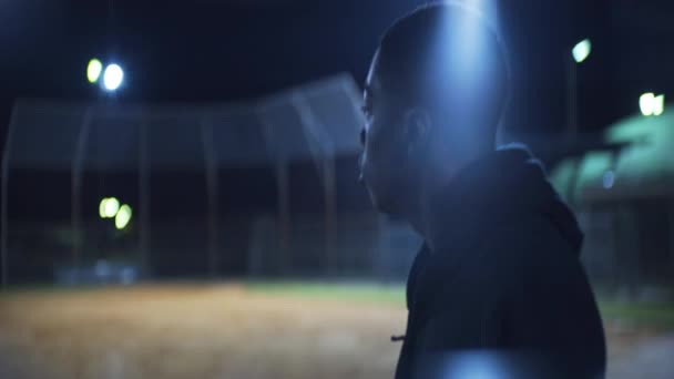 Afroamerikanischer Teenager Spaziert Nachts Auf Baseballfeld Profil Mittel — Stockvideo