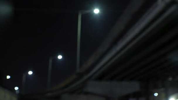 Straatverlichting Overpass Nachts Rack Focus Breed Anamorf — Stockvideo