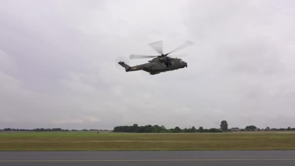 Configuração Helicóptero Resgate Membro Tripulação Solo Por Meio Levantamento Fios — Vídeo de Stock