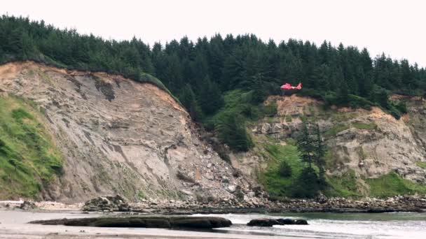 Coast Guard Helikopter Sänker Bår För Vandrare Som Föll Från — Stockvideo