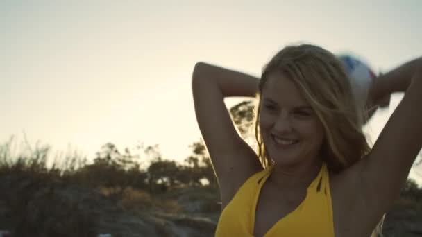 White Female Бросает Пляжный Мяч Закате Folly Beach Закрывшись — стоковое видео