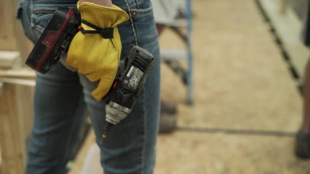 Trabalhadora Construção Feminina Detém Uma Broca Energia Canteiro Obras — Vídeo de Stock