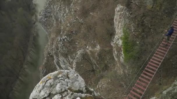 Górski Wspinaczka Uprzęży Bezpieczeństwa Narzędzi Stojących Środku Mostu Wiszącego Ferrata — Wideo stockowe