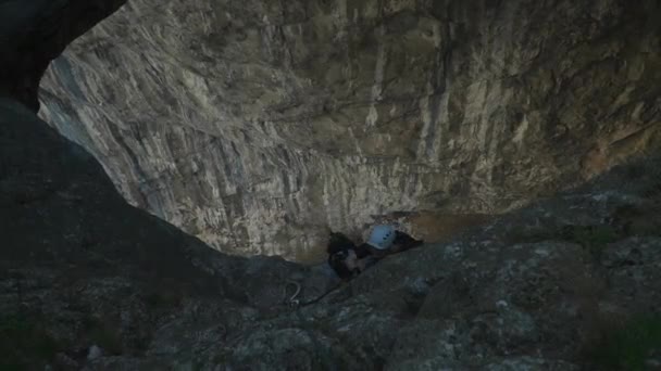 Bergbeklimmen Bergbeklimmers Beklimmen Rotsachtige Kliffen Van Bergen Ferrata Sky Fly — Stockvideo