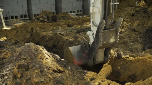 Escavadeira Bucket Scoops Sujeira Canteiro Obras Dia Fechar — Vídeo de Stock